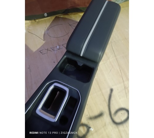 Консоль центральная с подлокотником