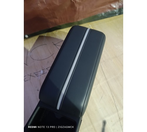 Консоль центральная с подлокотником