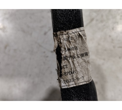 Уплотнитель крыла передний правый