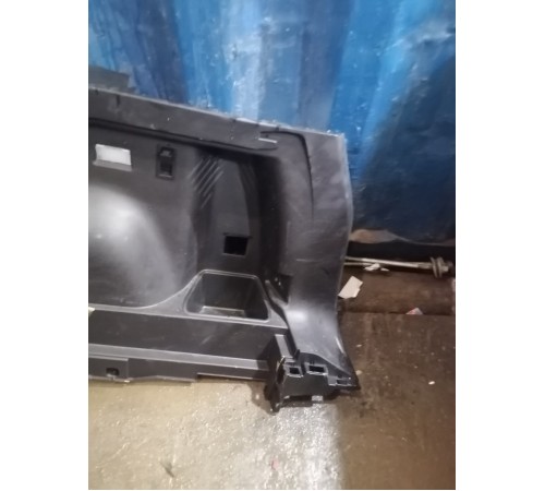 Обшивка багажника правая