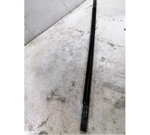 Молдинг стекла задний правый 