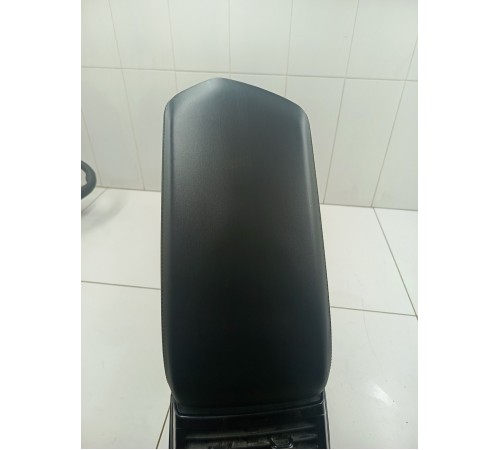 Центральная консоль с подлокотником