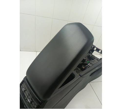 Центральная консоль с подлокотником