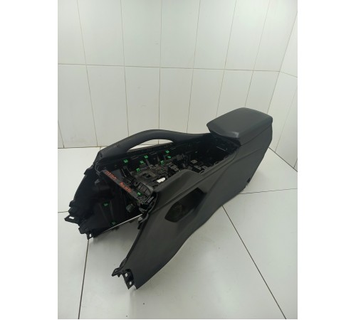 Центральная консоль с подлокотником