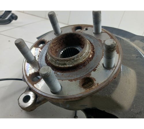 Кулак поворотный передний правый