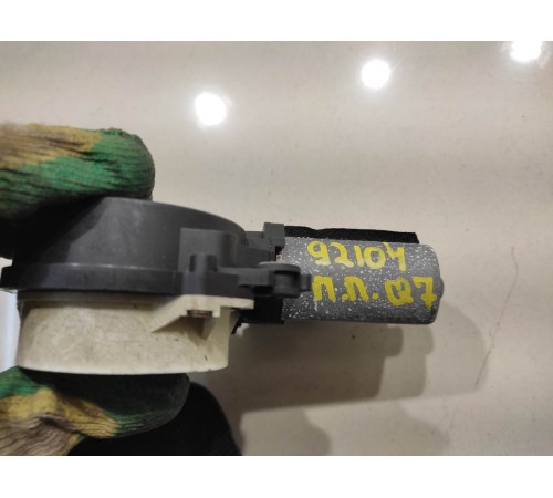 Механизм фиксации двери передний правый