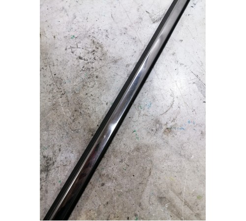 Уплотнитель стекла передний левый хром