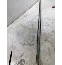 Уплотнитель стекла передний левый хром