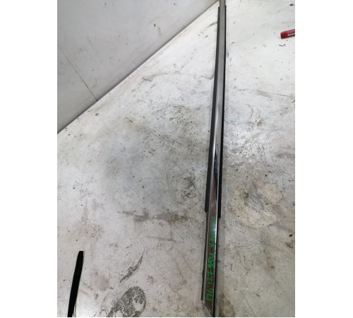 Уплотнитель стекла передний левый хром