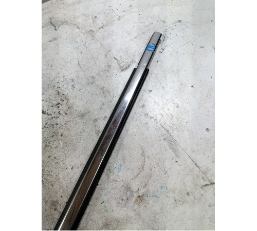 Уплотнитель стекла передний левый хром