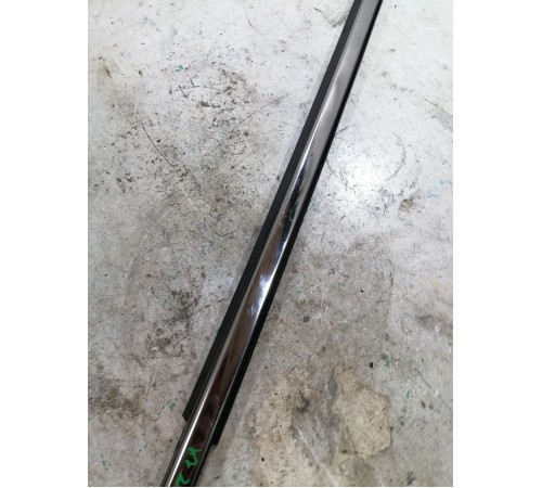 Уплотнитель стекла передний левый хром