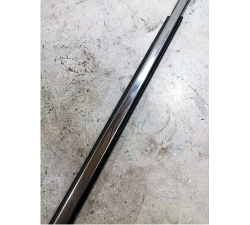 Уплотнитель стекла передний левый хром