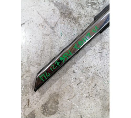 Уплотнитель стекла передний левый хром