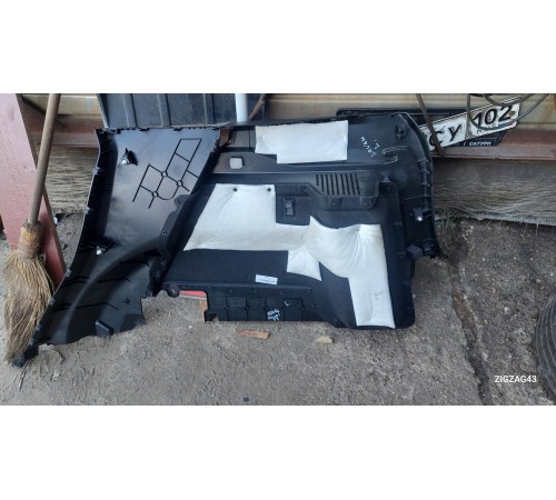 Обшивка багажника левая