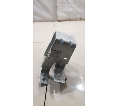 Крепеж пола багажника(правый)