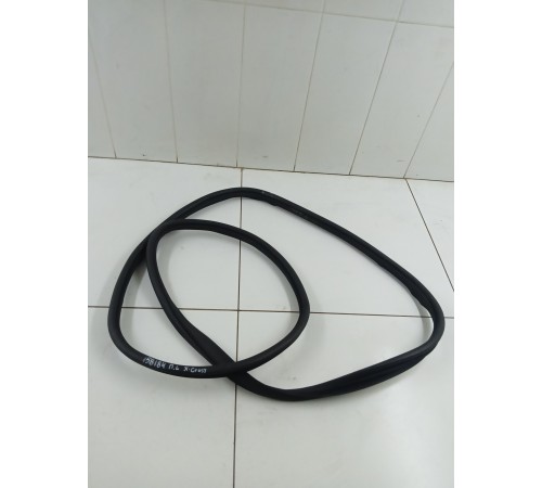 Уплотнитель двери передний левый