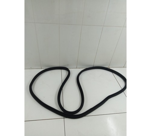 Уплотнитель двери передний левый