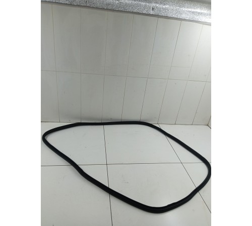 Уплотнитель двери передний левый