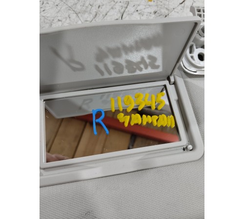 Козырек солнцезащитный правый