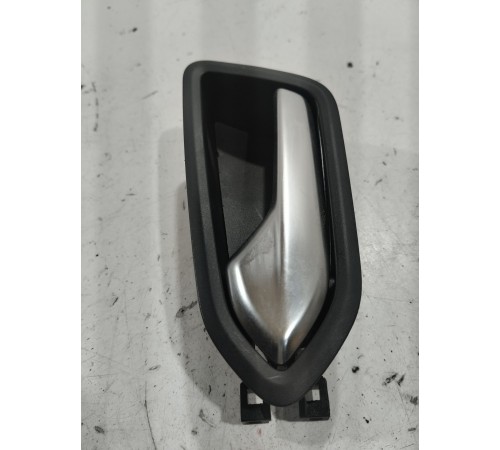 Ручка двери (задняя левая внутренняя)