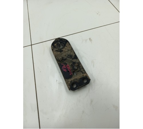 Кронштейн подрамника левый