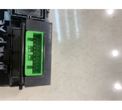 Кнопка открывания багажника