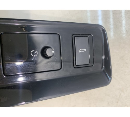 Кнопка открывания багажника