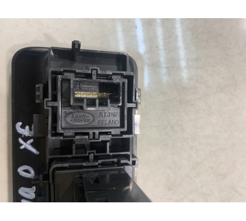 Кнопка открывания багажника