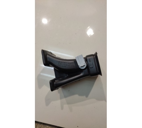 Воздуховод отопителя (правый)