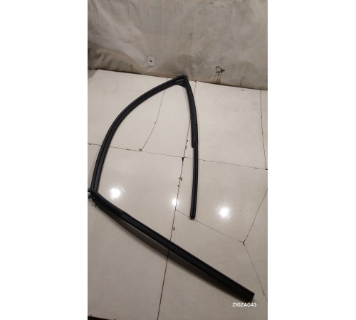 Уплотнитель стекла двери (передний левый)