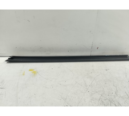 Уплотнитель стекла (передний правый внутренний)