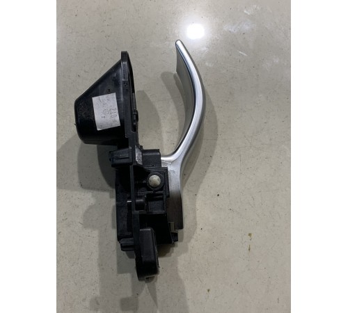 Ручка двери (задняя левая внутренняя)