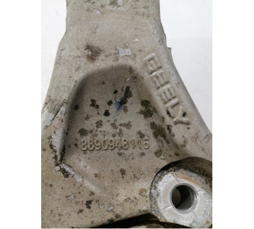 Кулак поворотный передний правый