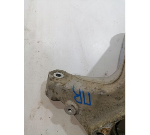 Кулак поворотный передний правый