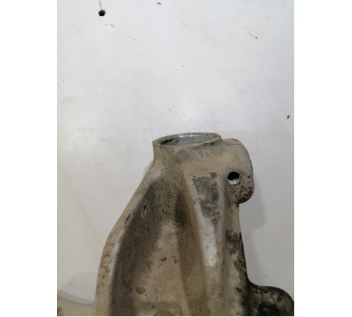 Кулак поворотный передний правый