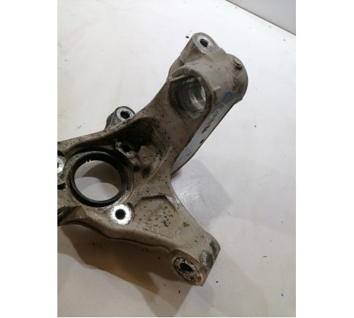 Кулак поворотный передний правый