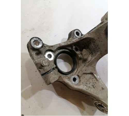 Кулак поворотный передний правый