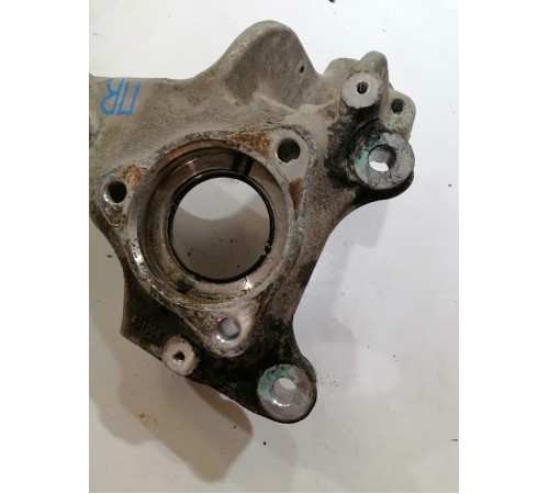 Кулак поворотный передний правый