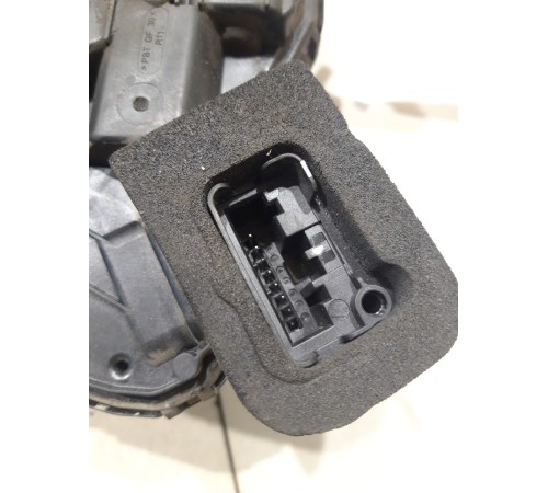 Замок двери (передний правый)