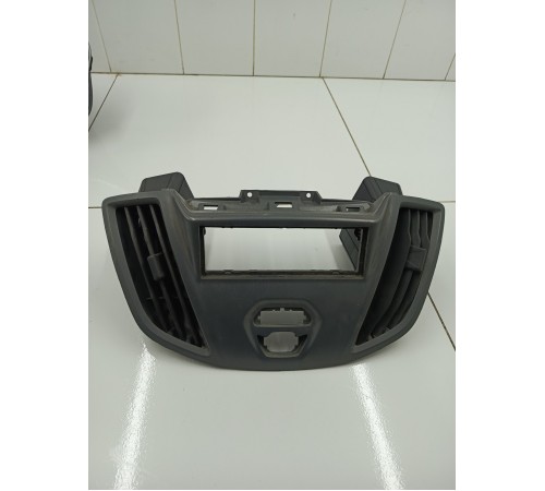 Рамка магнитолы с воздушными дефлекторами