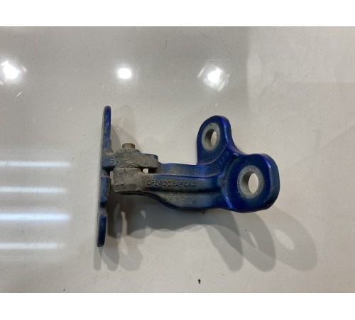 Петля двери (передняя, правая, верхняя)