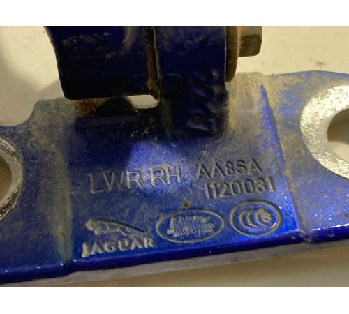 Петля двери (передняя, правая, верхняя)