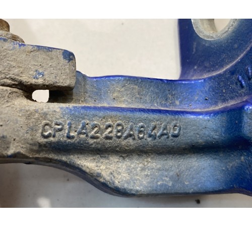 Петля двери (передняя, правая, верхняя)