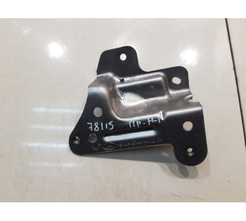 Кронштейн внутренней панели багажного отсека(правый)