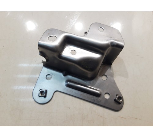 Кронштейн внутренней панели багажного отсека(правый)