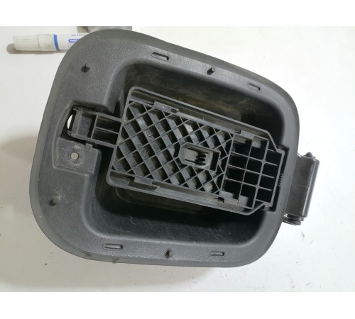 Кронштейн лючка топливного бака