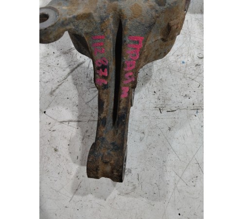 Кулак поворотный передний правый