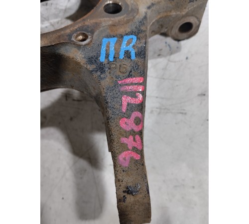 Кулак поворотный передний правый