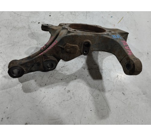 Кулак поворотный передний правый