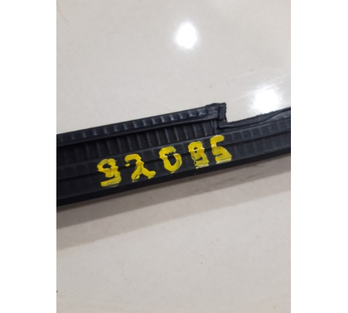 Уплотнитель стекла (передний, правый, внутренний)